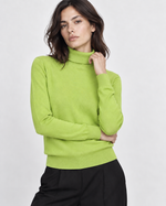 Maletă din tricot cu guler înalt și croi cambrat, în nuanța verde fistic, vedere frontală.