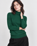 Maletă din tricot cu guler înalt și croi cambrat, în nuanța verde închis, vedere frontală.