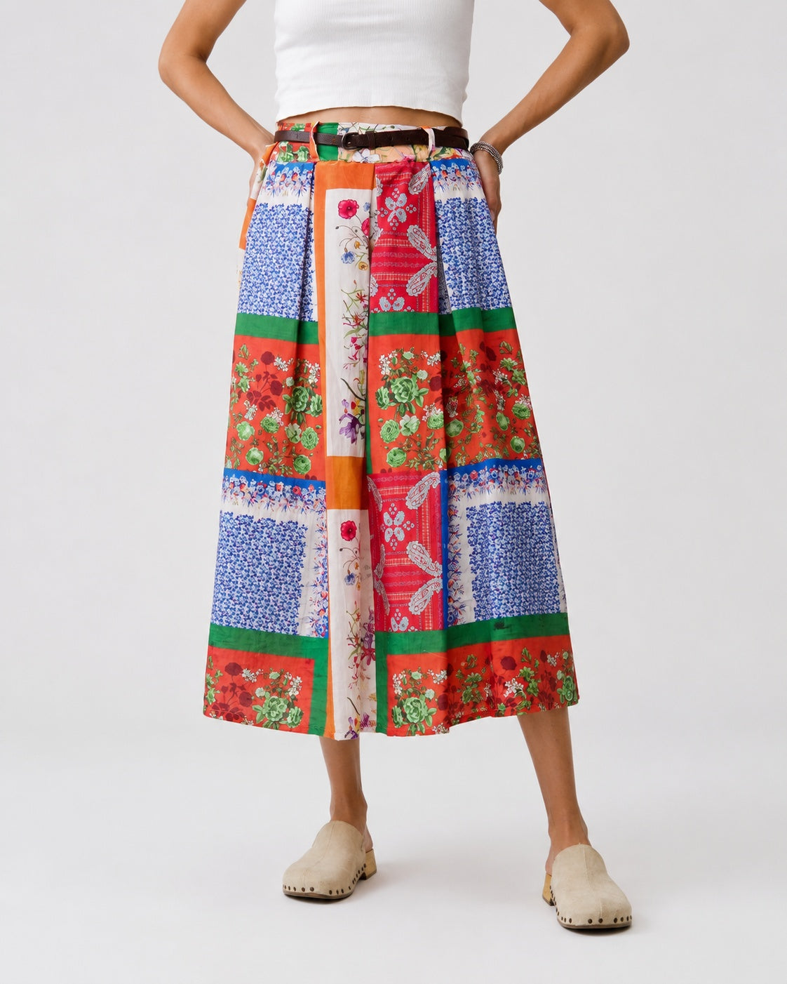 Fustă satinată cu segmente florale tip patchwork, vedere frontală.