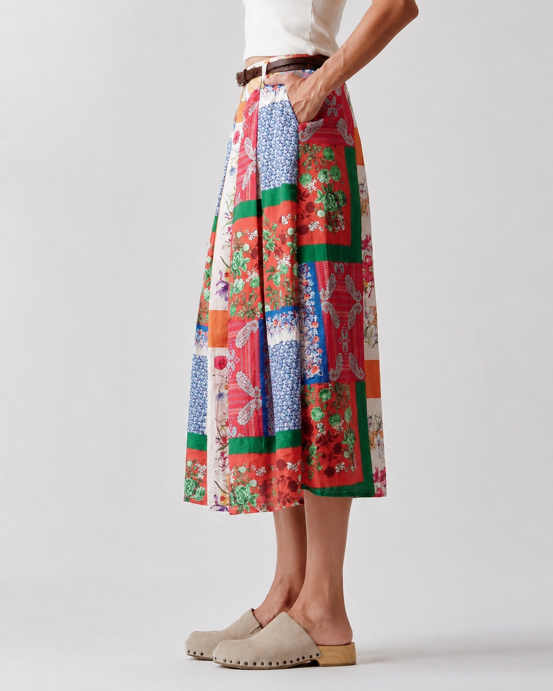 Fustă satinată cu segmente florale tip patchwork, vedere din profil.