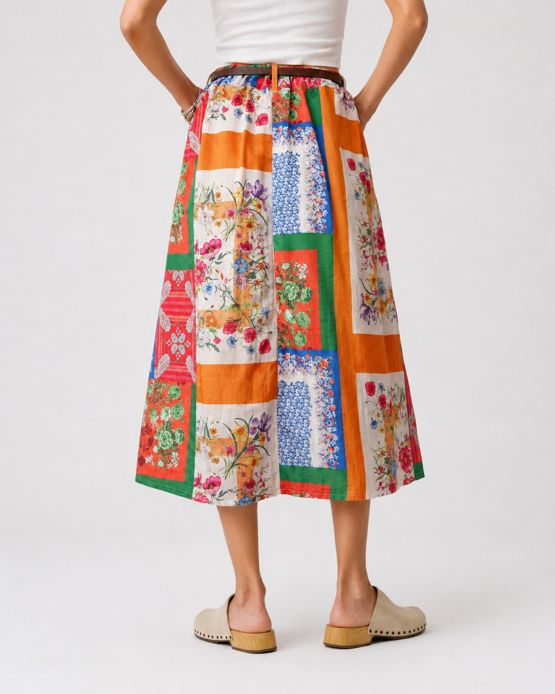 Fustă satinată cu segmente florale tip patchwork, vedere din spate.