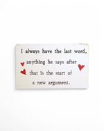  Magnet decorativ cu mesaj amuzant despre cupluri, text negru pe fundal vintage, decorat cu inimioare.