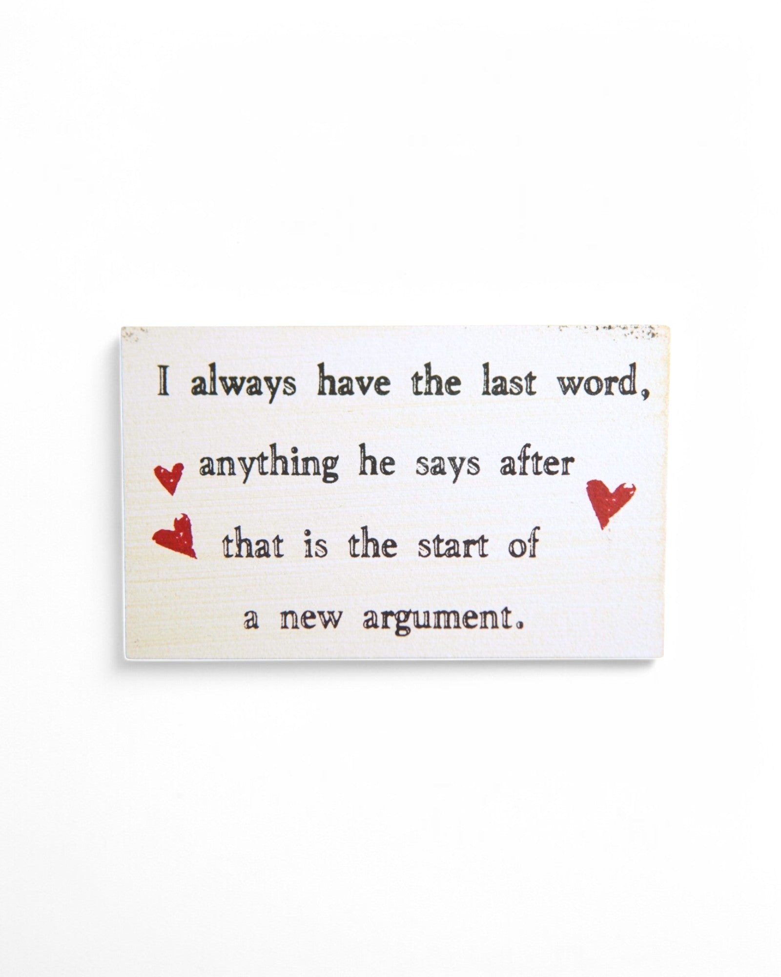  Magnet decorativ cu mesaj amuzant despre cupluri, text negru pe fundal vintage, decorat cu inimioare.