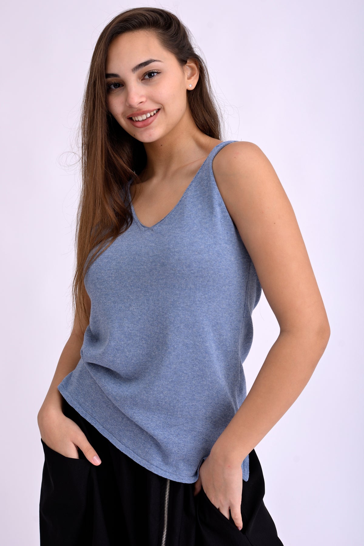 Maieu albastru deschis tricotat, cu bretele subțiri și decolteu în V, stil casual de vară.