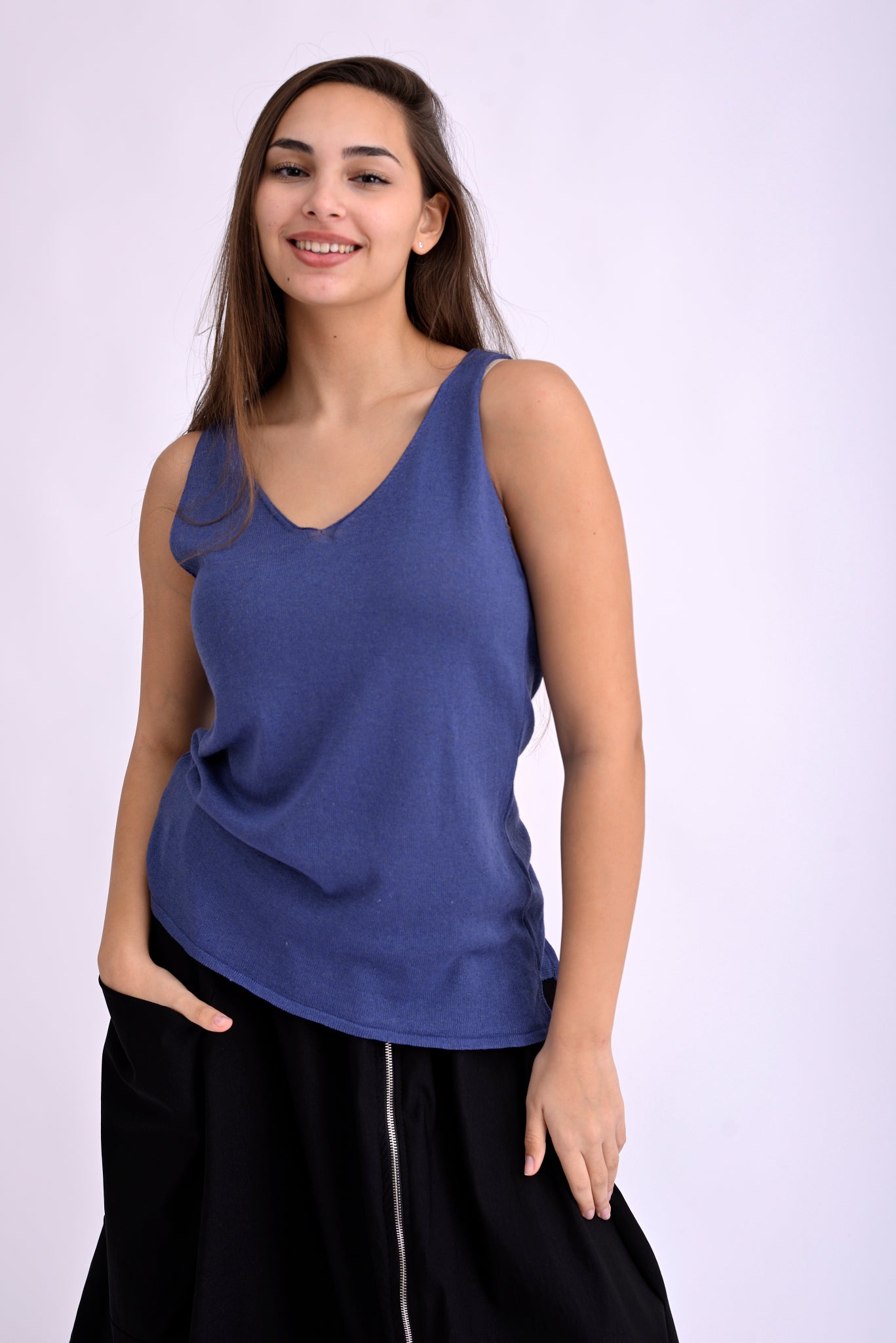 Maieu tricotat albastru jeans, cu textură fină și decolteu în V, purtat pe model.