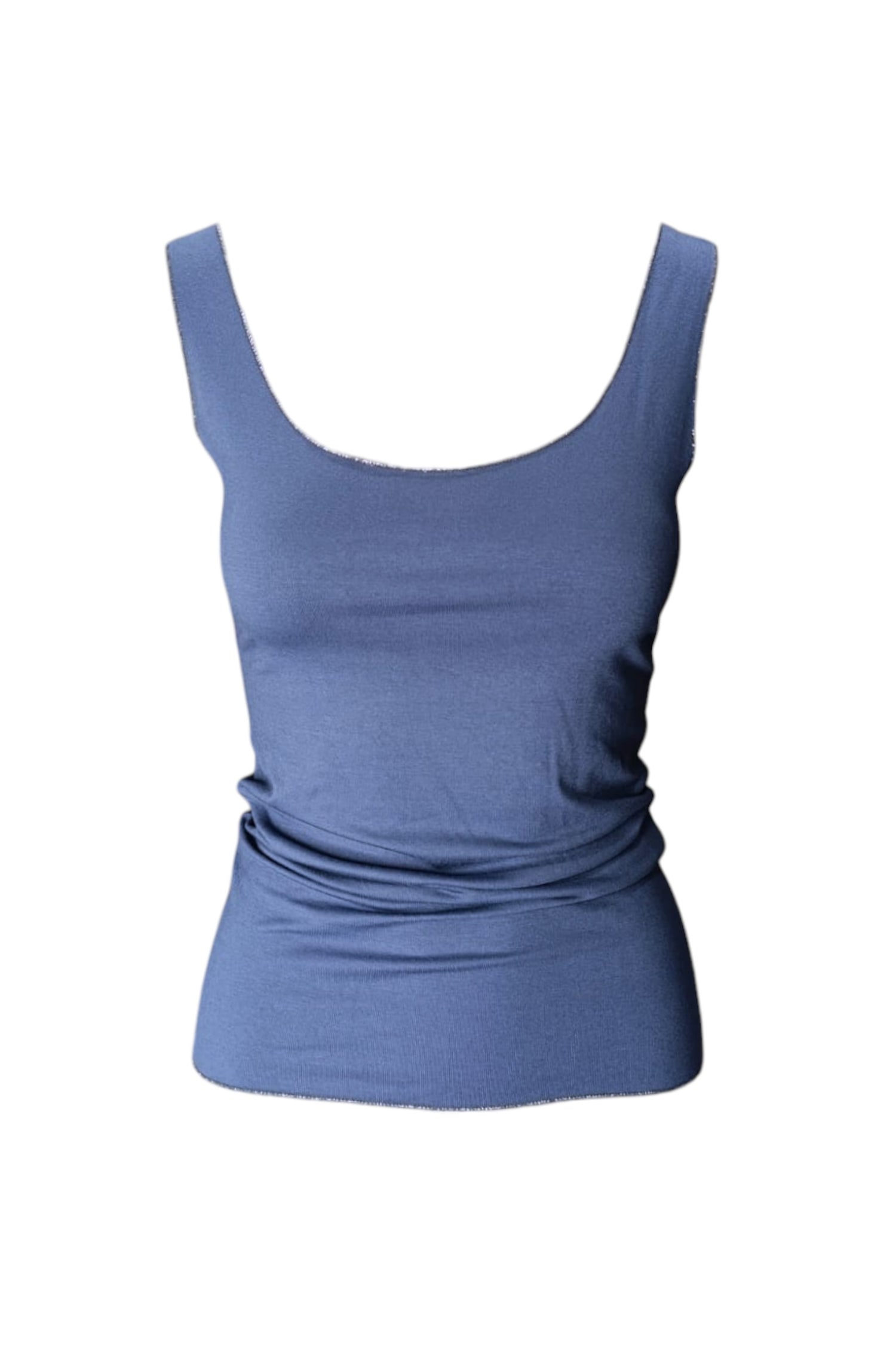 Maieu basic bleumarin din viscoză, elegant și ușor de purtat.

