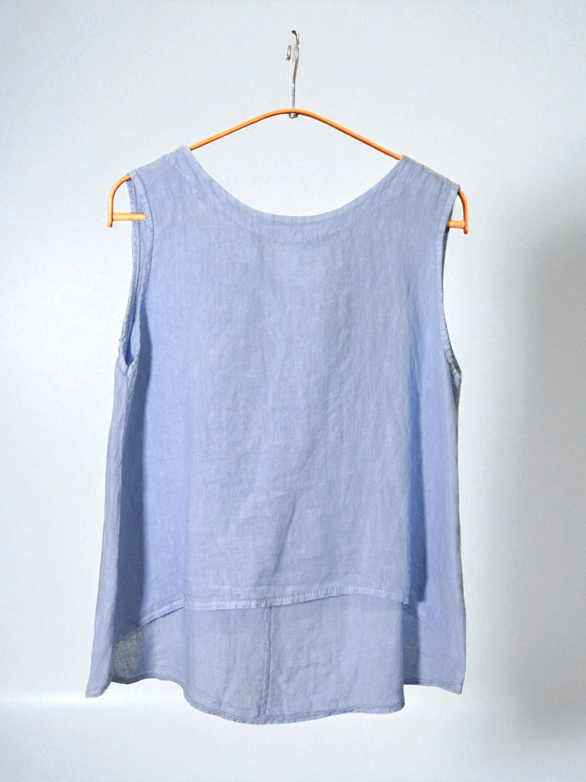 Maieu din in bleu pastel, cu croială dreaptă și material subțire, văzut din spate