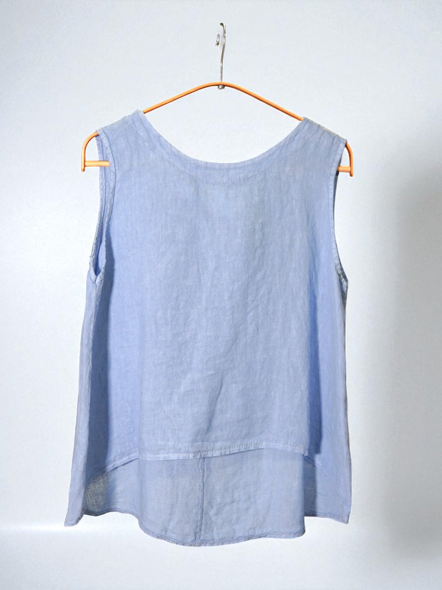 Maieu din in bleu pastel, cu croială dreaptă și material subțire, văzut din spate