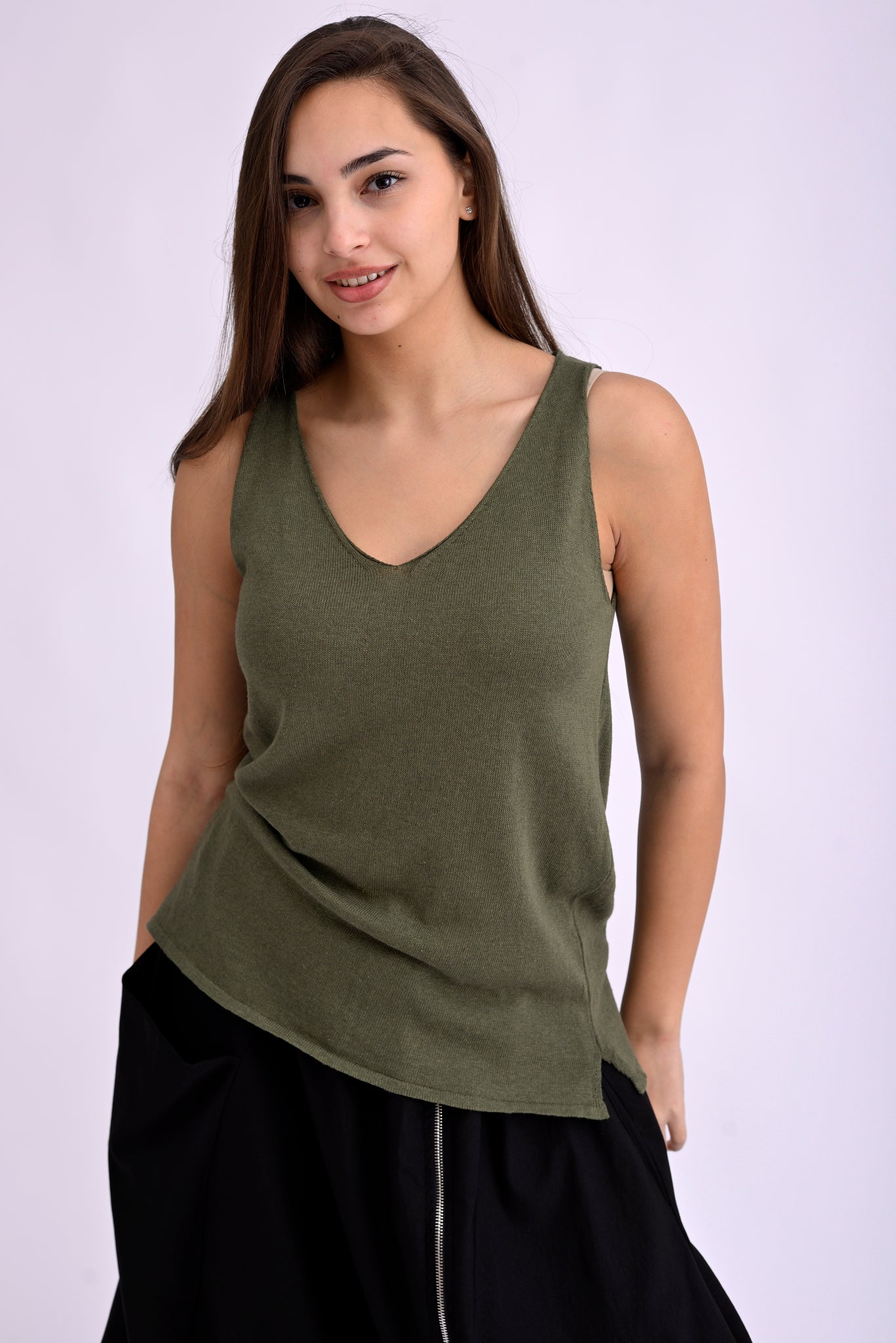 Maieu tricotat verde khaki, cu bretele subțiri și croială lejeră, ideal pentru ținute casual de vară.