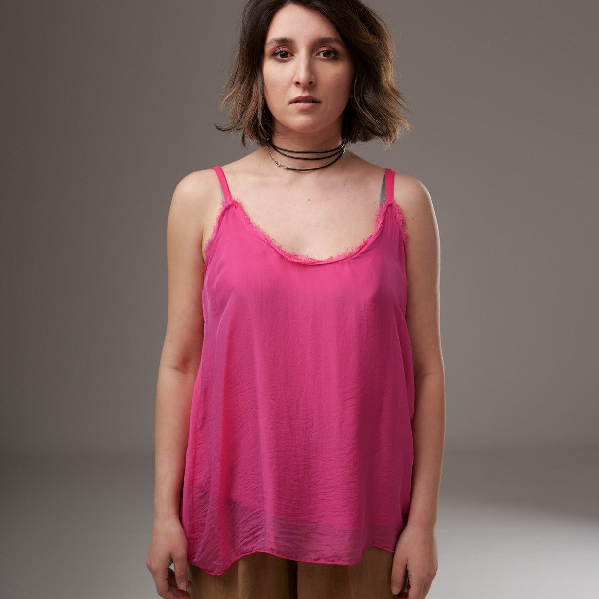 Maieu din mătase în nuanță fucsia intensă, croială fluidă și detalii delicate la decolteu.