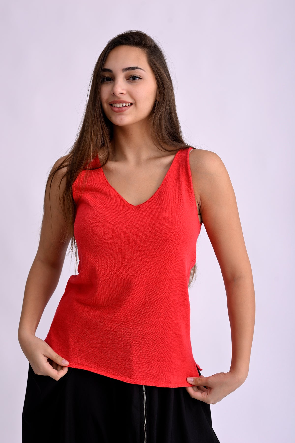 Maieu tricotat roșu pentru damă, cu bretele subțiri și decolteu în V, purtat pe model, vedere frontală.