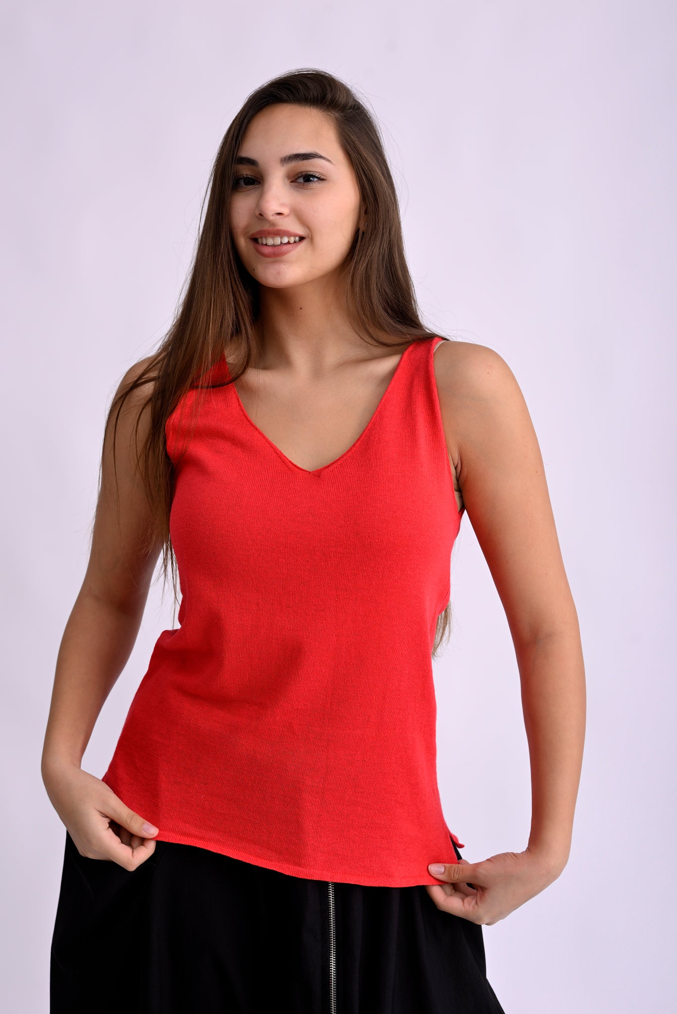 Maieu tricotat roșu pentru damă, cu bretele subțiri și decolteu în V, purtat pe model, vedere frontală.