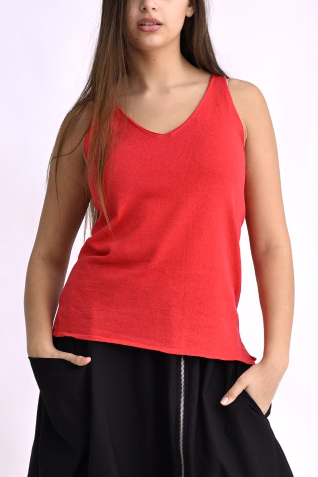 Maieu roșu din material tricotat fin, croială lejeră și decolteu în V, prezentat pe model zâmbitor.