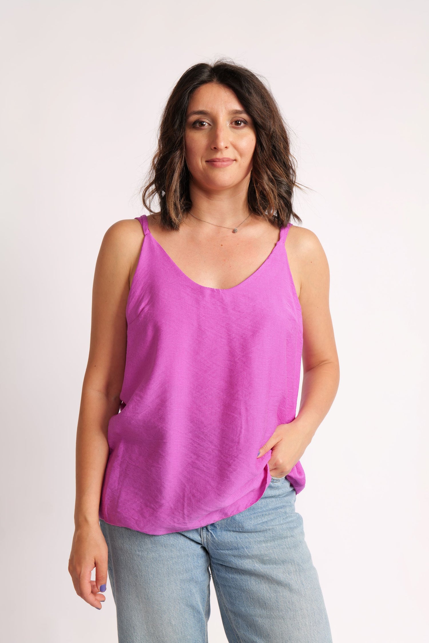 Maiou mov cu bretele duble, purtat cu blugi, aspect casual