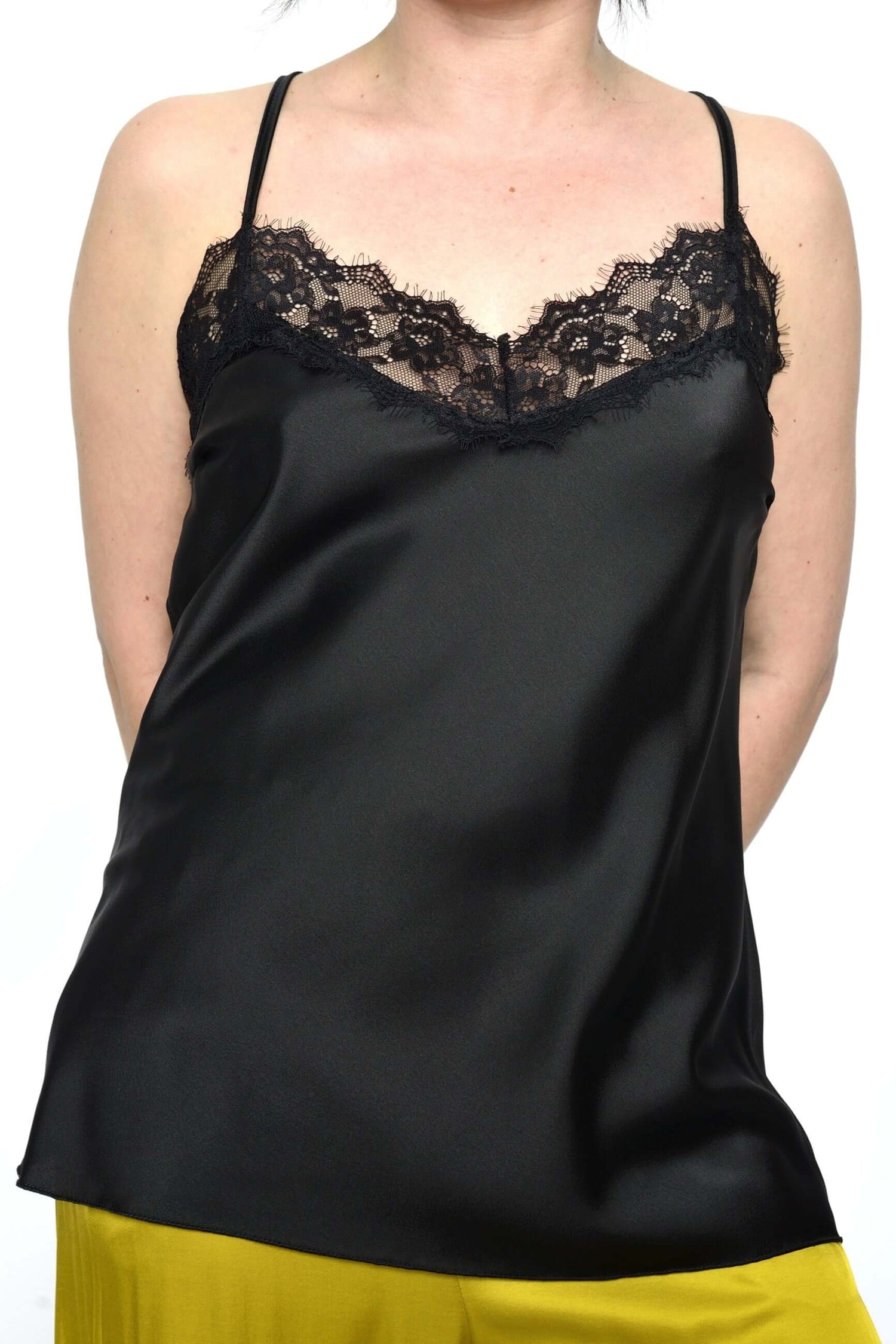 Maiou negru elegant cu decolteu în V și dantelă florală delicată.