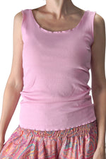 Maiou roz pastel cu decolteu rotunjit, material fin și elastic, ușor mulat pe corp. Stil lejer și feminin, perfect pentru combinații boho de vară.