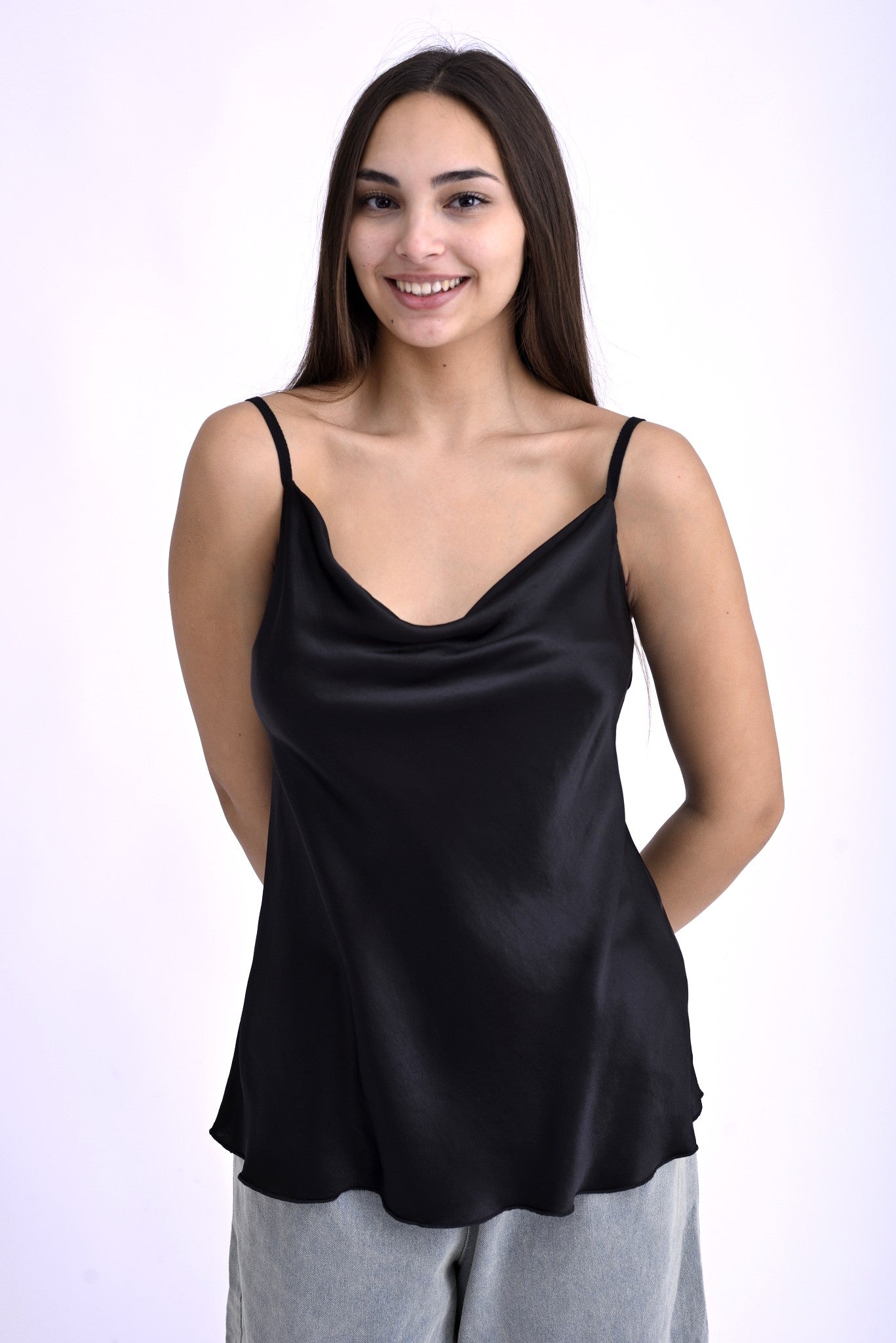 Maiou satinat negru, croială lejeră cu bretele fine, decolteu fluid, vedere din față pe model.