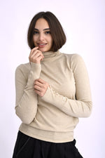 Maletă bej cu guler înalt, surprinsă din lateral, evidențiind textura fină și manșetele cu nasturi aurii.