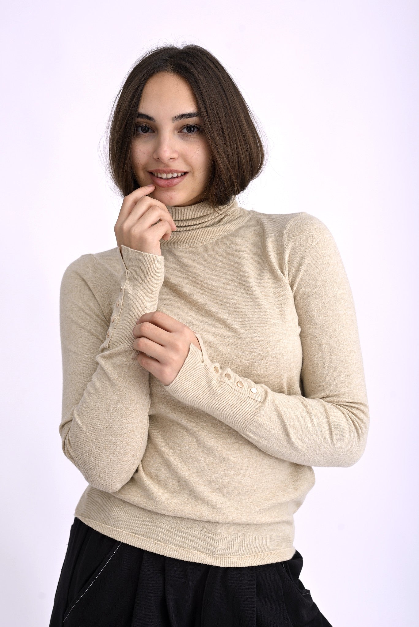 Maletă bej cu guler înalt, surprinsă din lateral, evidențiind textura fină și manșetele cu nasturi aurii.