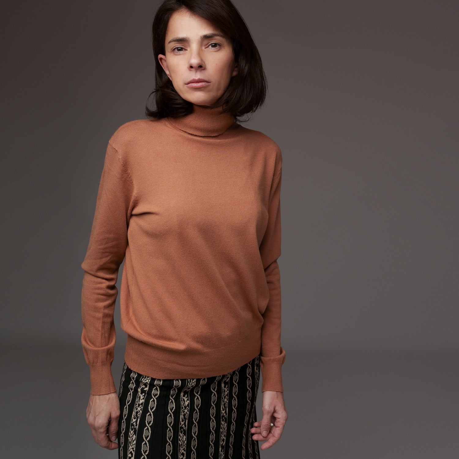 Maletă camel din tricot cu guler înalt, mânecă lungă și margini cu striații