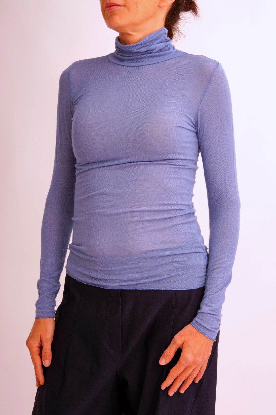 Maletă bleu din cașmir și modal, croială lejeră și material elastic.
