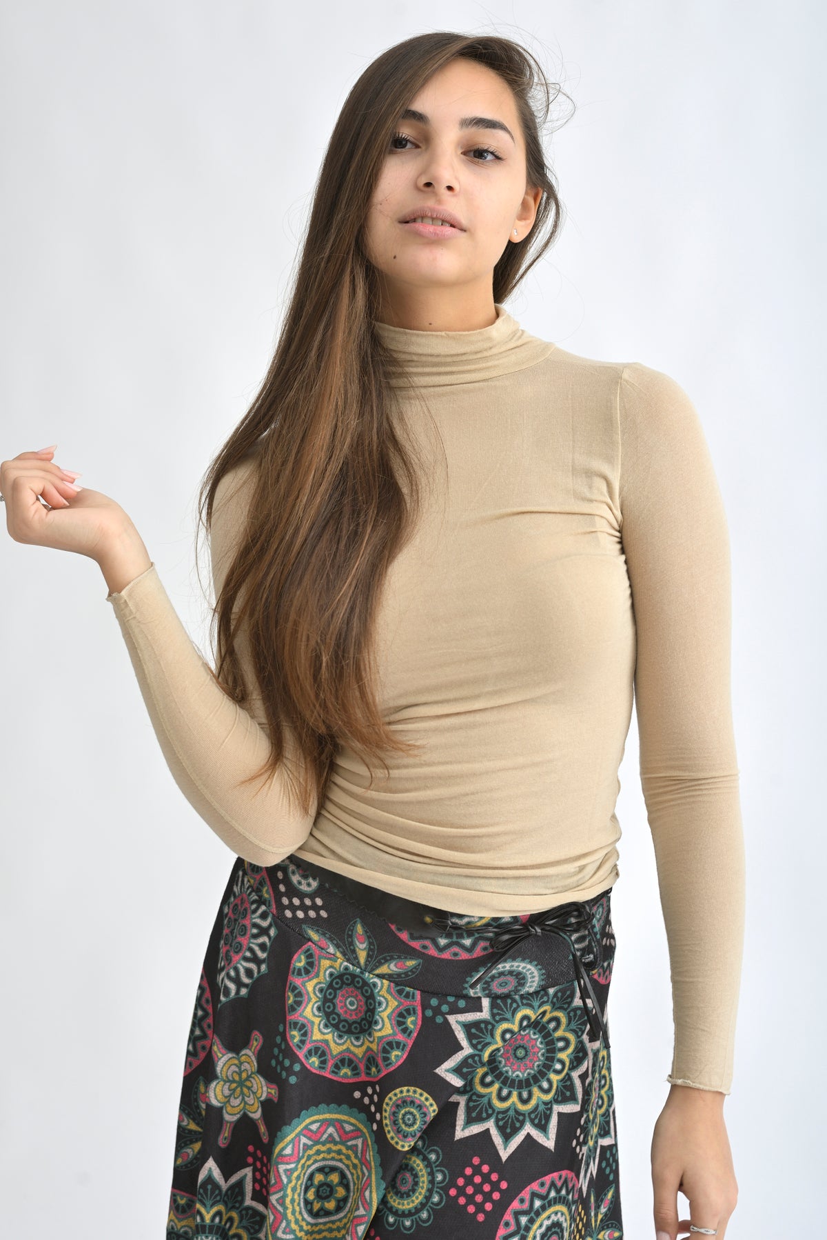 Maletă bej din cașmir și modal, croială lejeră și material elastic.