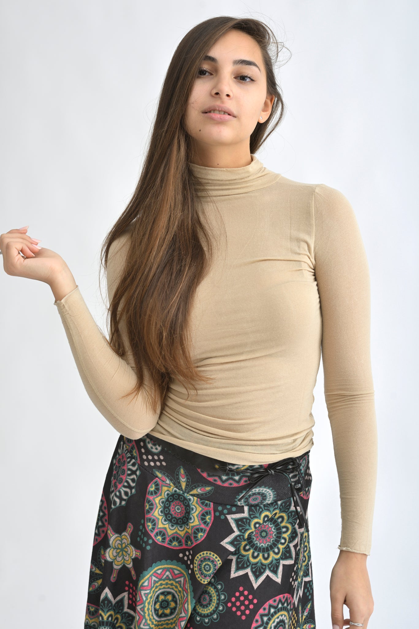 Maletă bej din cașmir și modal, croială lejeră și material elastic.