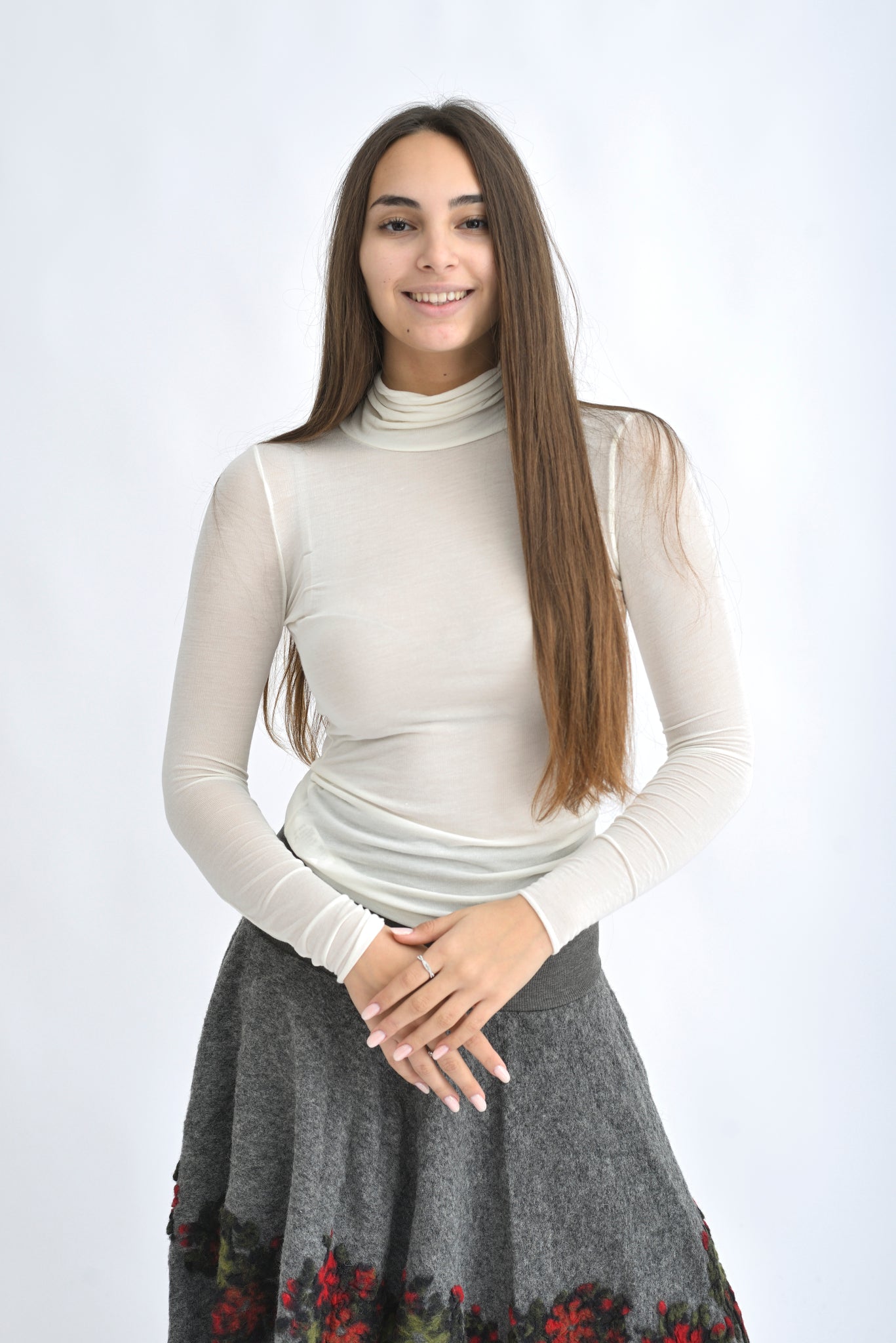 Maletă bej din cașmir și modal, croială lejeră și material elastic.