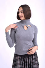  Maletă gri cu guler înalt și decupaj frontal, perfectă pentru un look contemporan.