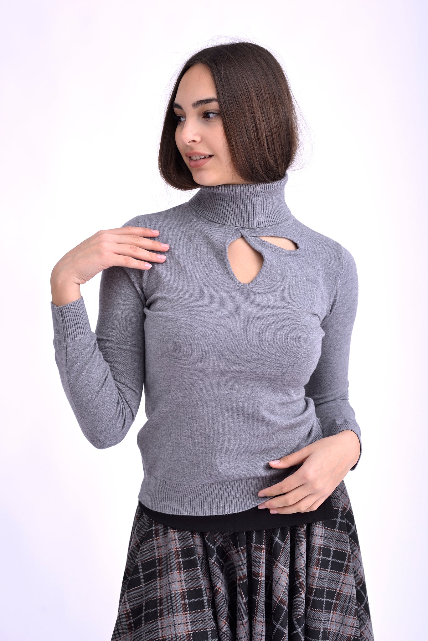  Maletă gri cu guler înalt și decupaj frontal, perfectă pentru un look contemporan.