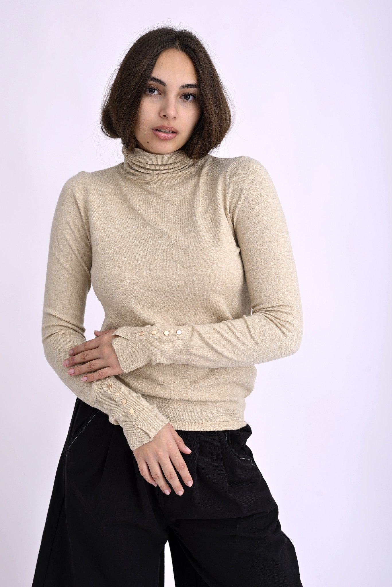 Maletă bej cu guler înalt și detaliu elegant de nasturi aurii pe manșete, croială feminină.