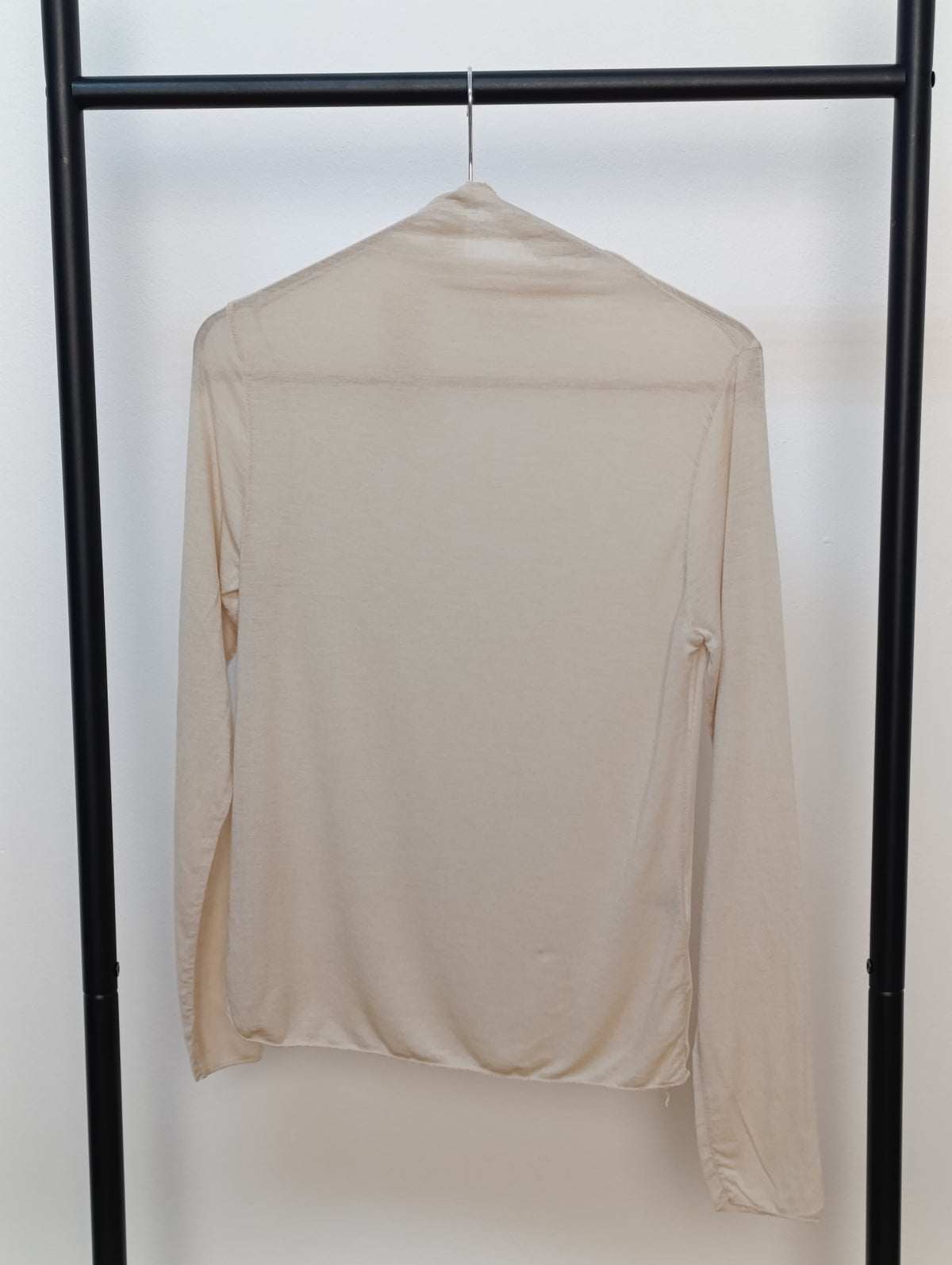 Maletă bej deschis, vedere din spate, cu finisaj delicat și croială lejeră pentru confort zilnic.