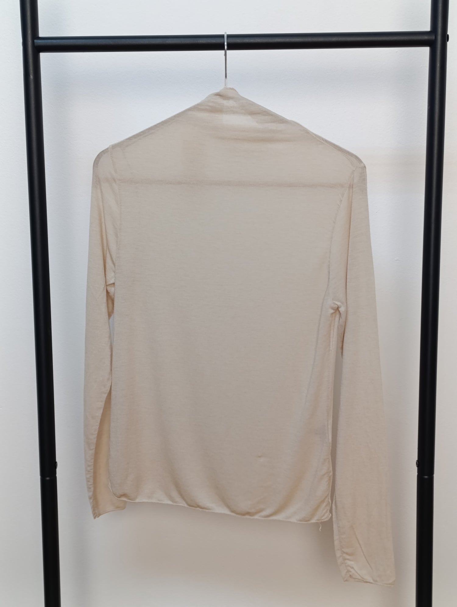 Maletă bej deschis, vedere din spate, cu finisaj delicat și croială lejeră pentru confort zilnic.