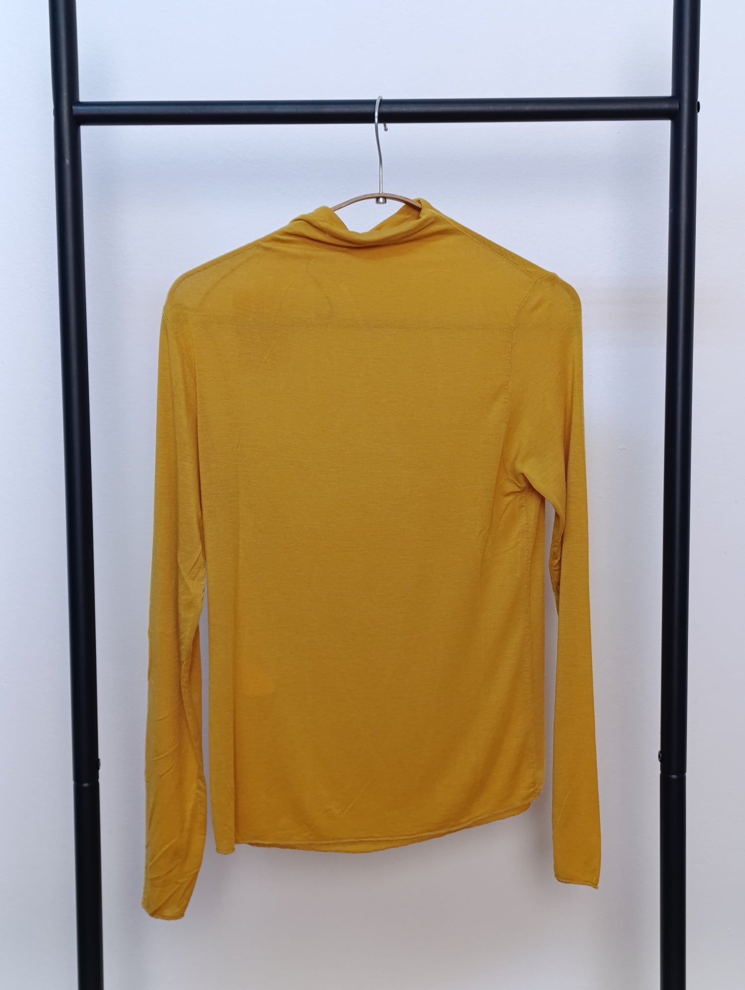 Maletă galben muștar, vedere din spate, cu croială dreaptă și textură fină, potrivită pentru layering.