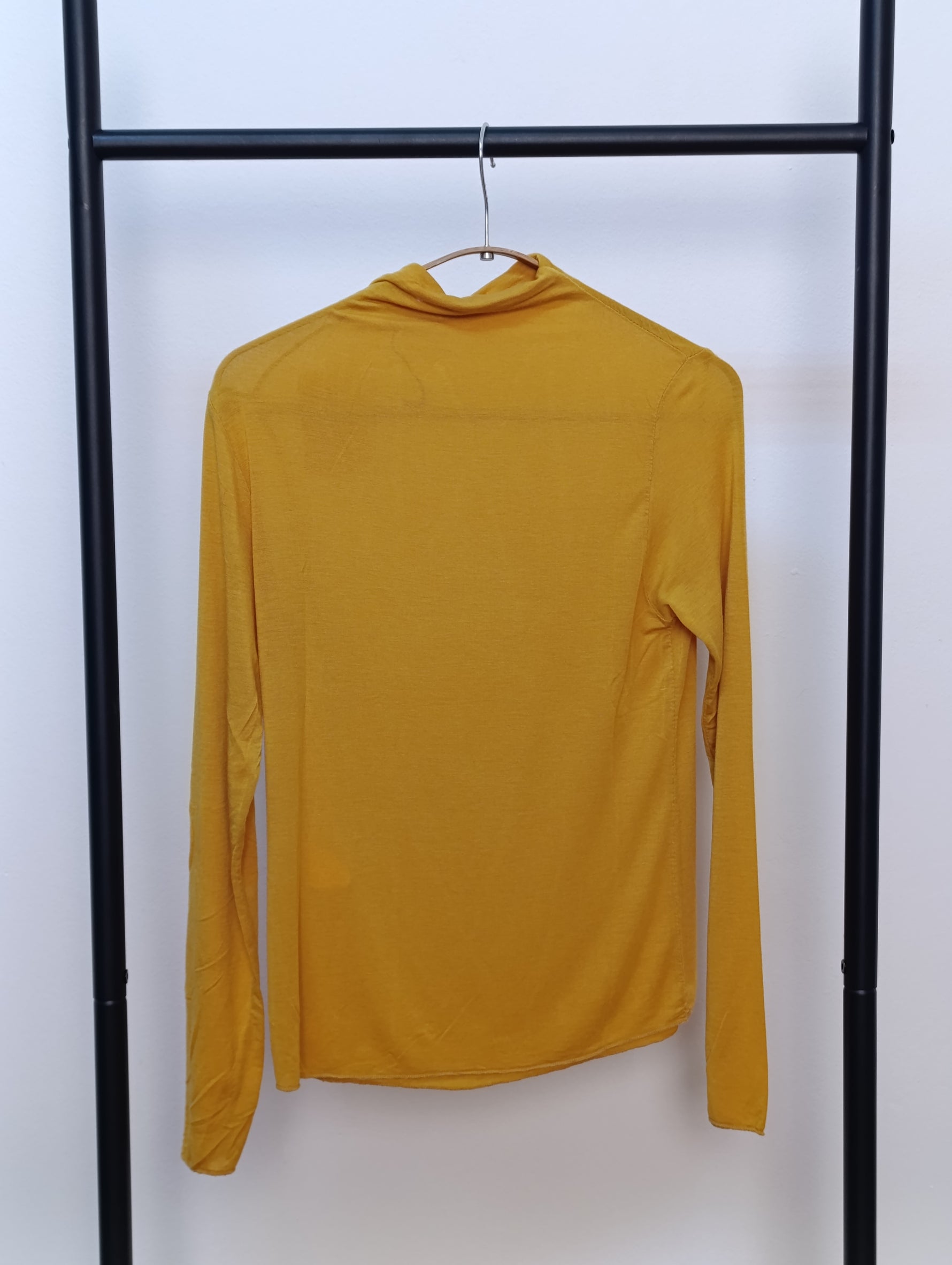 Maletă galben muștar, vedere din spate, cu croială dreaptă și textură fină, potrivită pentru layering.