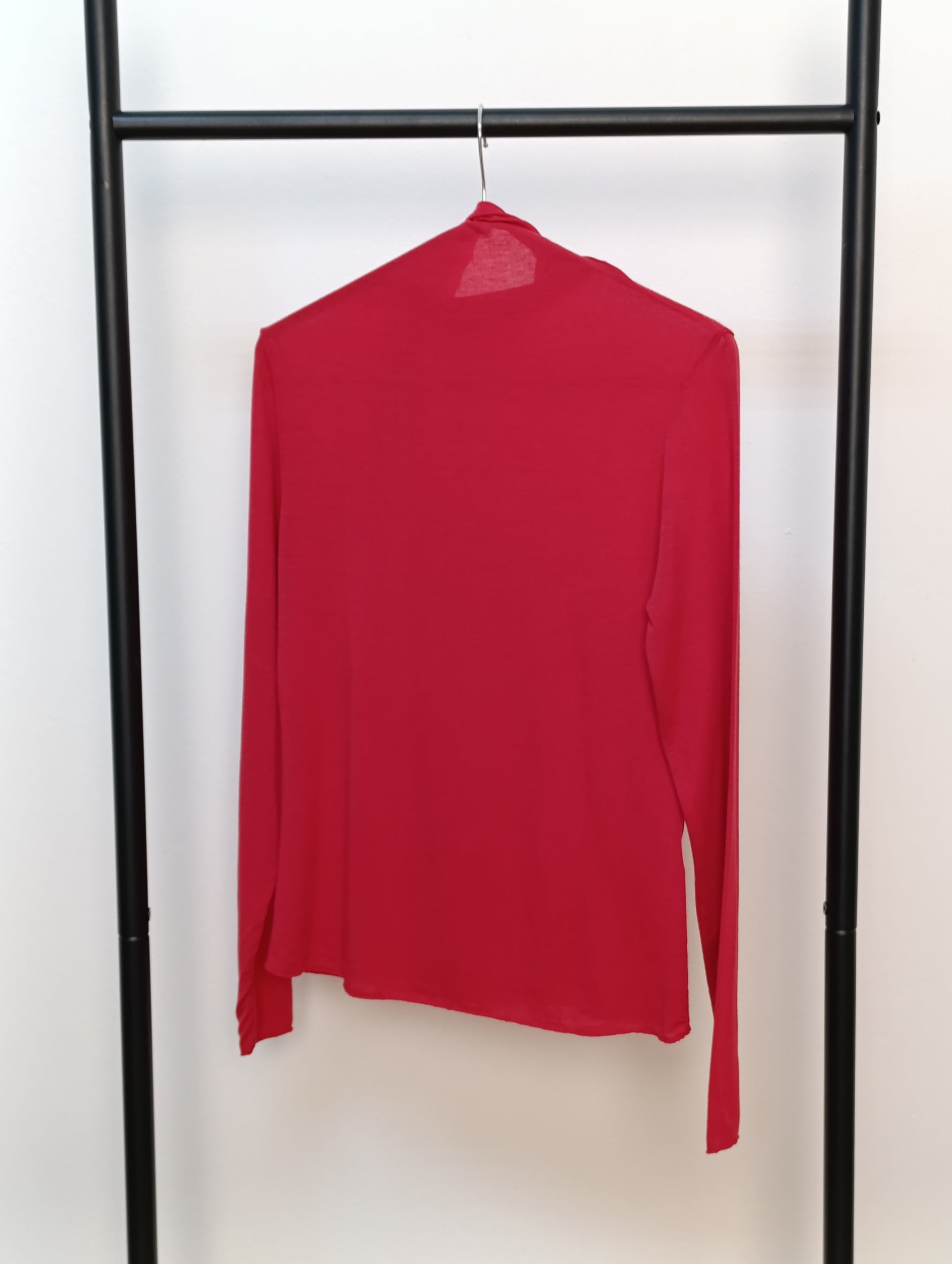 Maletă roșu intens, cu mâneci lungi și guler scurt, confecționată din material fin cu cașmir.