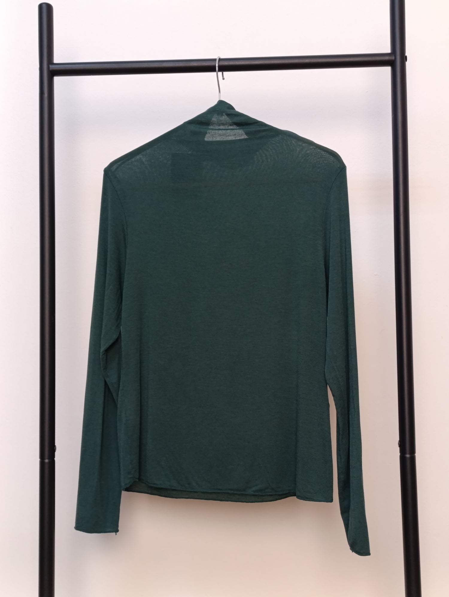 Maletă verde închis, cu mâneci lungi și guler scurt, realizată din material elastic și subțire.