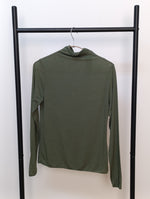 Maletă fină verde olive, vedere din spate, cu guler scurt și mâneci lungi, realizată din material subțire.