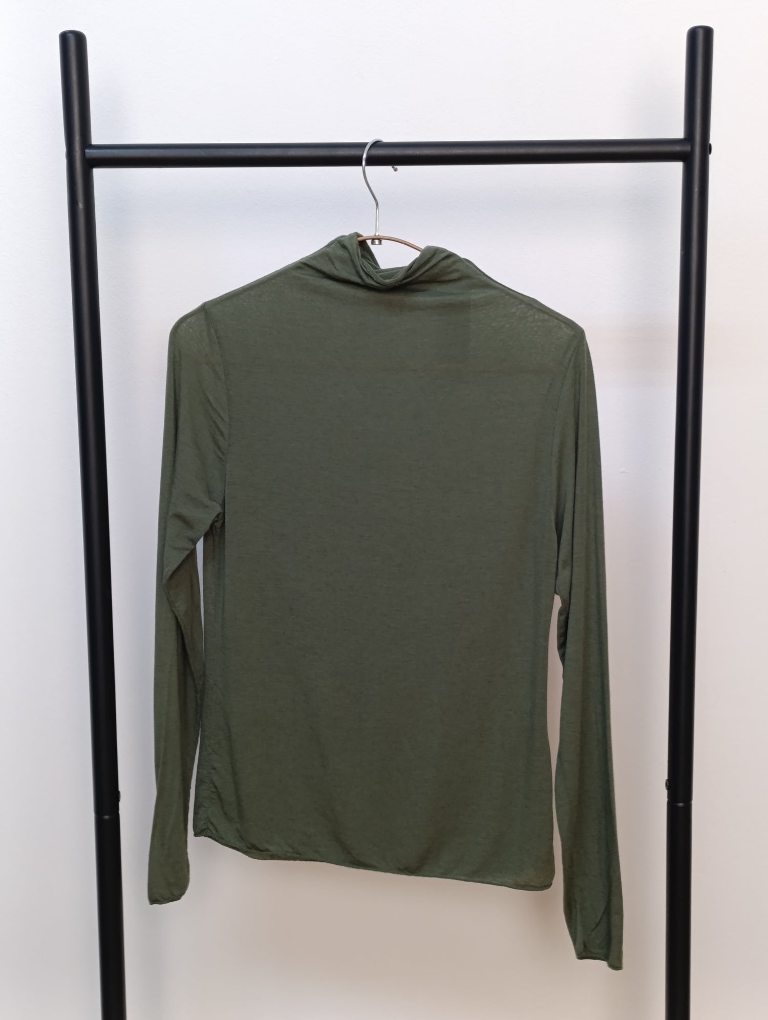 Maletă fină verde olive, vedere din spate, cu guler scurt și mâneci lungi, realizată din material subțire.