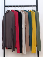 Malete fine din vâscoză cu cașmir, expuse pe stativ, disponibile în mai multe culori naturale și intense.