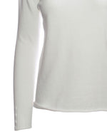 Maletă groasă turtleneck albă, cu mâneci lungi și detalii cu nasturi discreți.