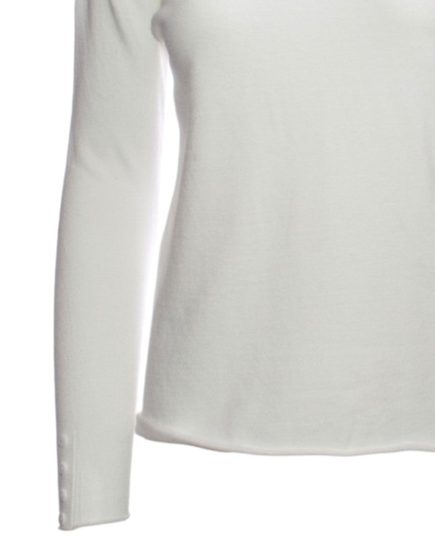 Maletă groasă turtleneck albă, cu mâneci lungi și detalii cu nasturi discreți.