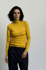 Maletă galben muștar cu mânecă lungă, croială slim și guler fin, vedere frontală.