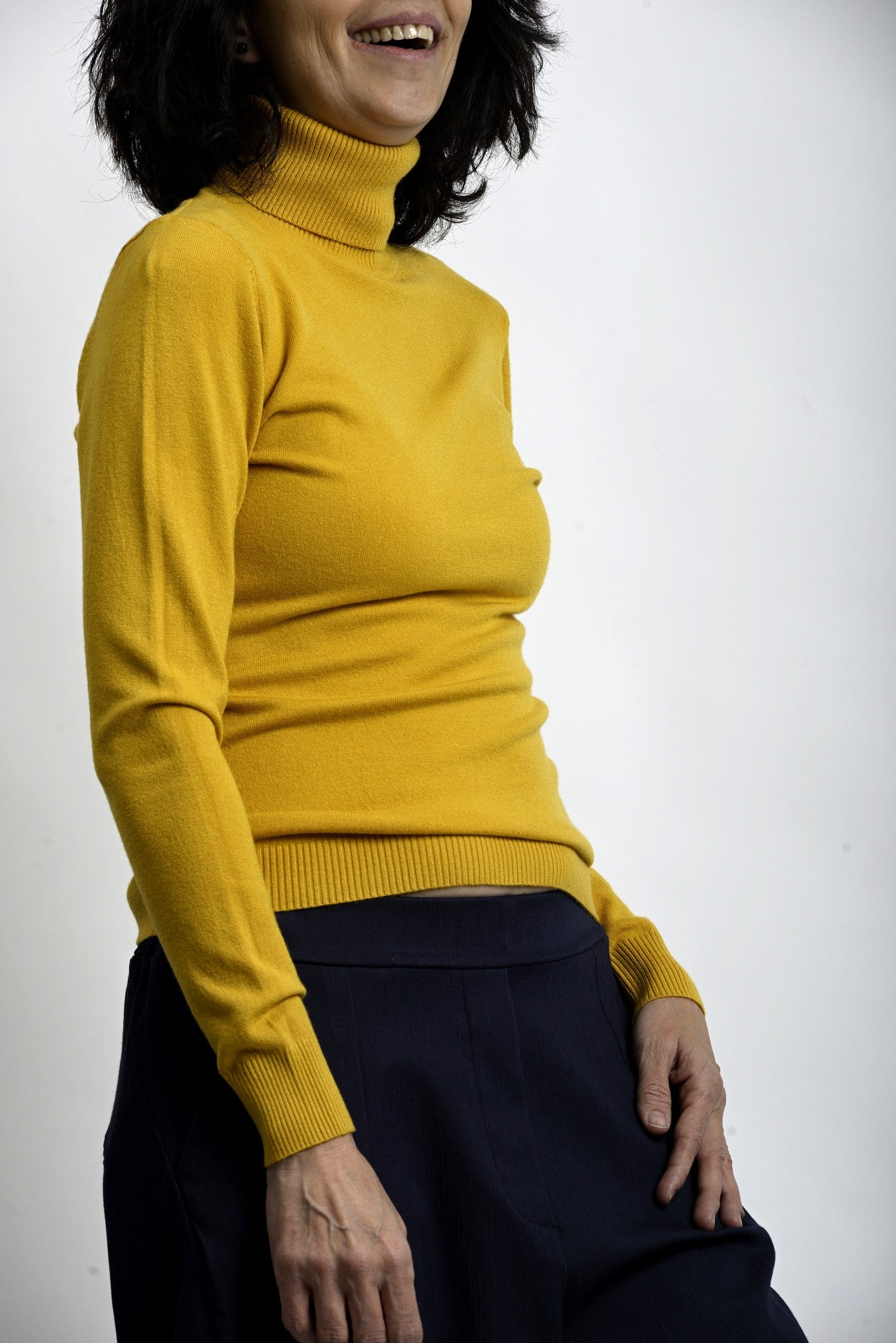 Maletă roșie cu mânecă lungă și croială ajustată, purtată într-o ținută casual.