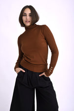 Maletă maro elegantă, cu guler înalt și manșete decorate cu nasturi aurii, ideală pentru sezonul rece.