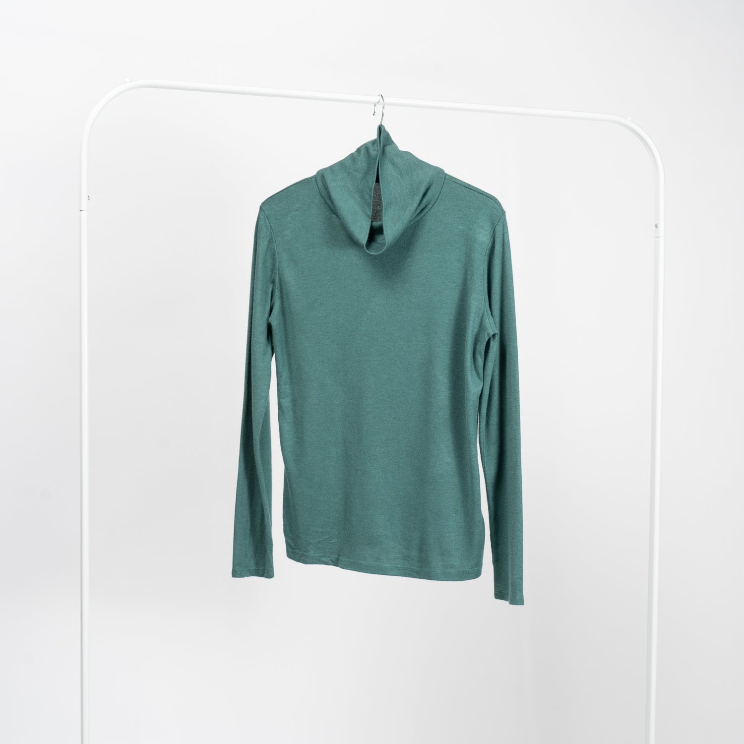 Maletă verde cu guler lejer și mânecă lungă, material tip jerse moale.