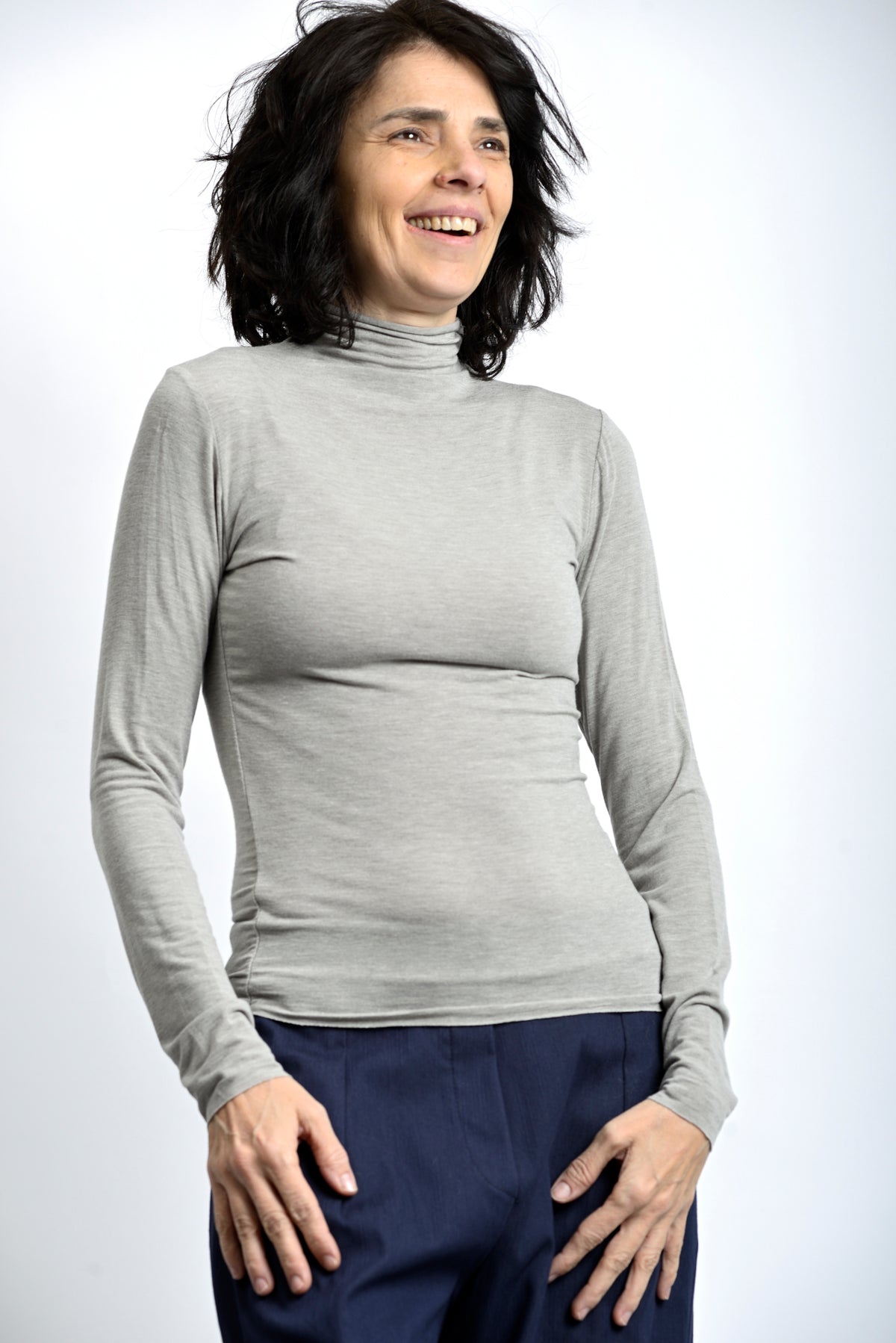 Vedere laterală a maletei subțiri cu mânecă lungă și finisaj minimalist.