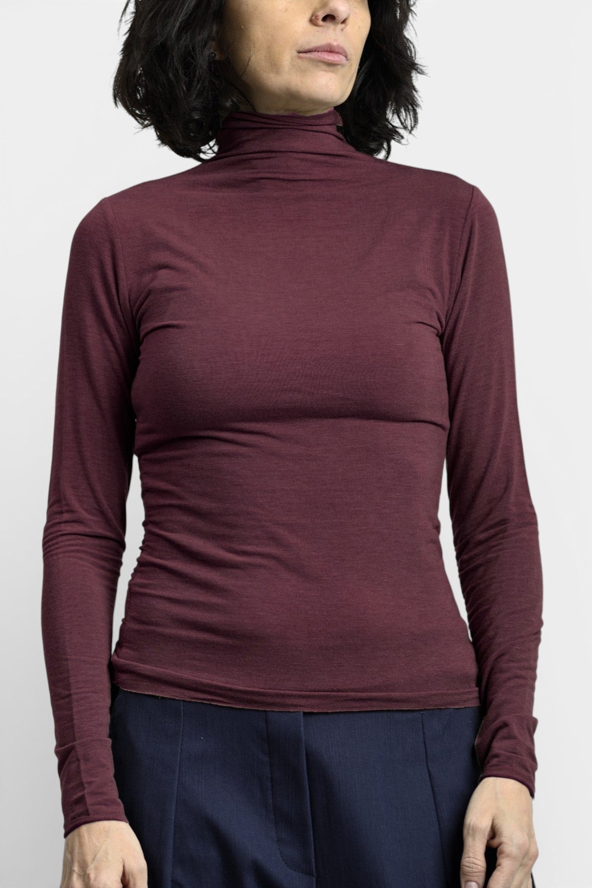 Detaliu de mânecă cu decupaj pentru deget și material subțire, elastic.