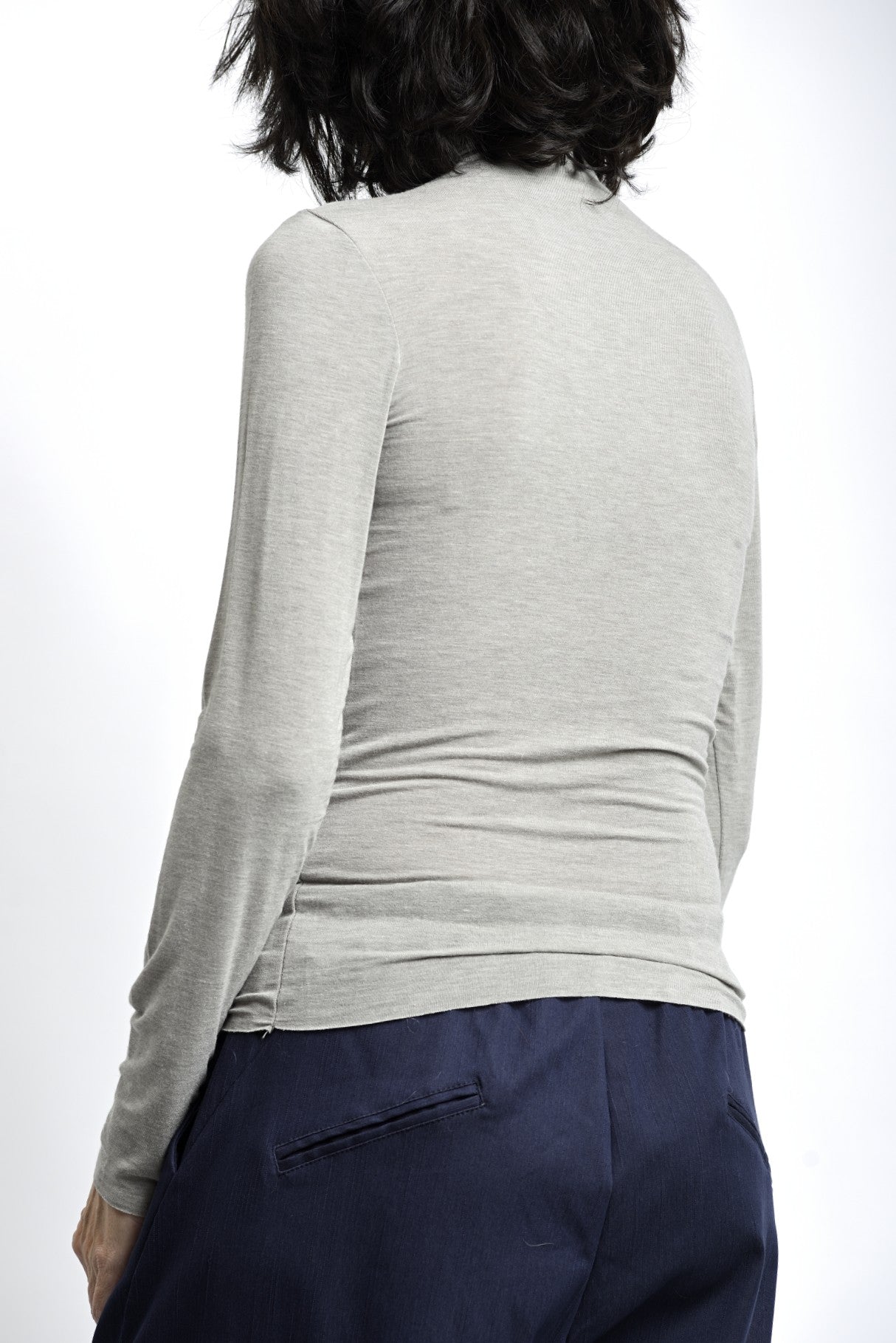 Spatele maletei subțiri fără tiv, cu linie curată și finisaj minimalist.