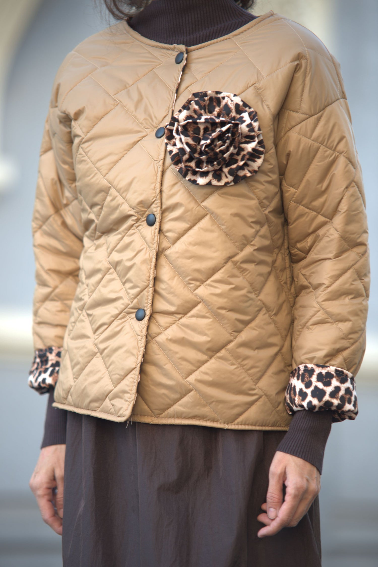 Detaliu manșetă geacă matlasată beige cu căptușeală animal print